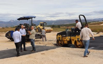НЕВЕСИЊЕ ДОБИЈА НОВИ УРБАНИ КОМПЛЕКС: ПОЧЕЛО АСФАЛТИРАЊЕ ОБИЛАЗНИЦЕ ОКО БИВШЕ КАСАРНЕ