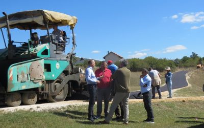 АСФАЛТИРАНЕ ДВИЈЕ ДИОНИЦЕ ЛОКАЛНОГ ПУТА У ГРАБОВИЦИ
