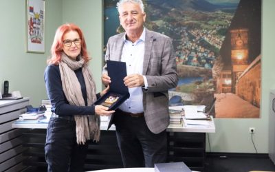 НАЧЕЛНИК АВДАЛОВИЋ УРУЧИО ОПШТИНСКО ПРИЗНАЊЕ НОВИНАРКИ ЈЕЛЕНИ БОЖОВИЋ